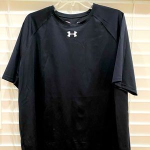 Under Armour Men’s Loose Heat Gear Black with White Short Sleeve EUC Size XL
